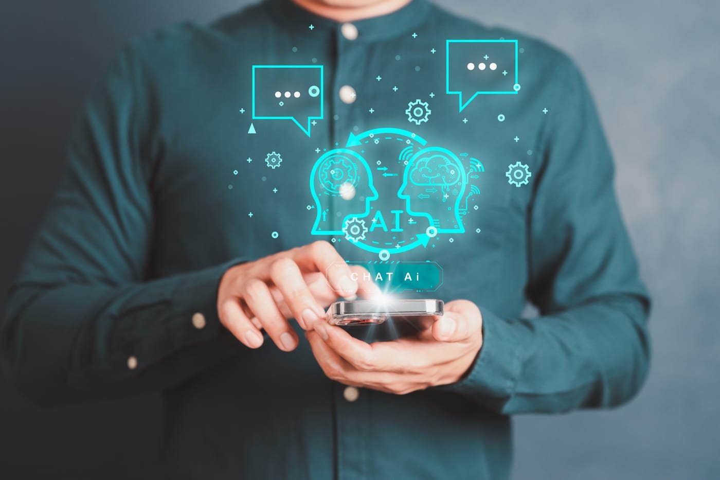 Pessoa segurando smartphone com ícones de conversa e inteligência artificial sobrepostos, representando anúncios dentro de chats de IA